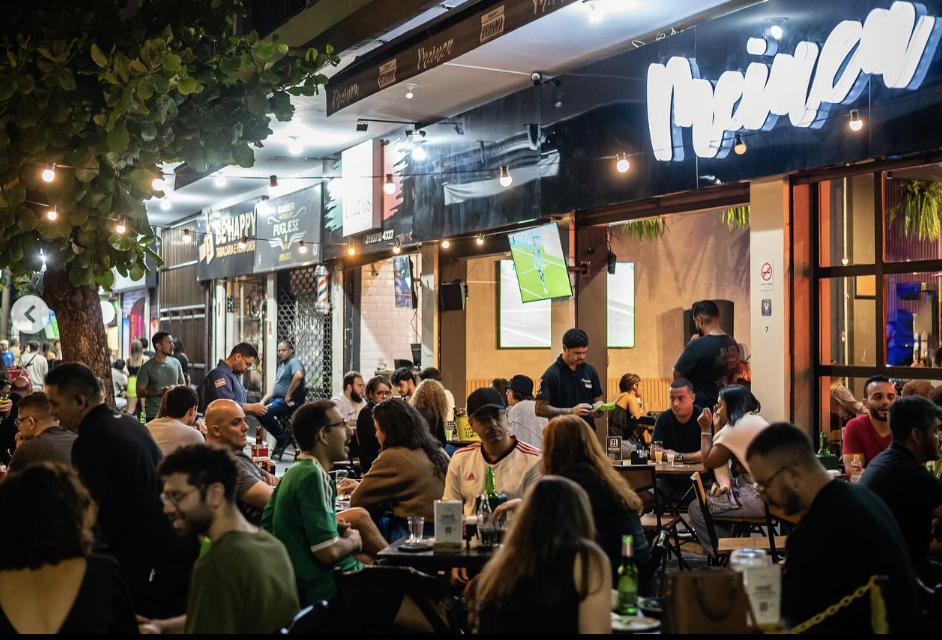 Marketing para bar: mesas lotadas em um bar no Rio de Janeiro