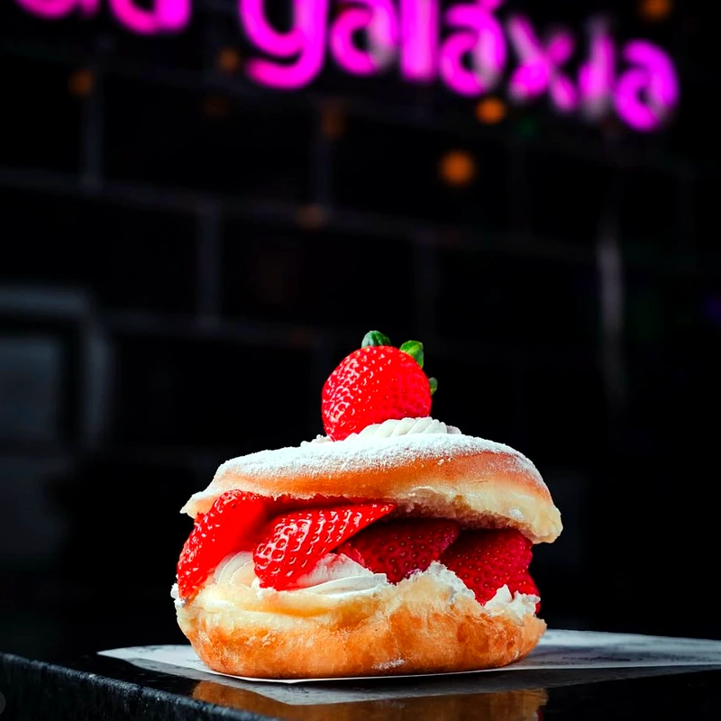 Donut com morango e chantilly — sobremesa no Rio de Janeiro
