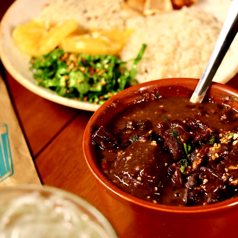 Feijoada completa — comida brasileira no Rio de Janeiro