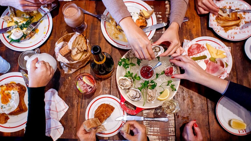 Marketing para restaurantes: prato sendo servido em um restaurante movimentado no Rio de Janeiro